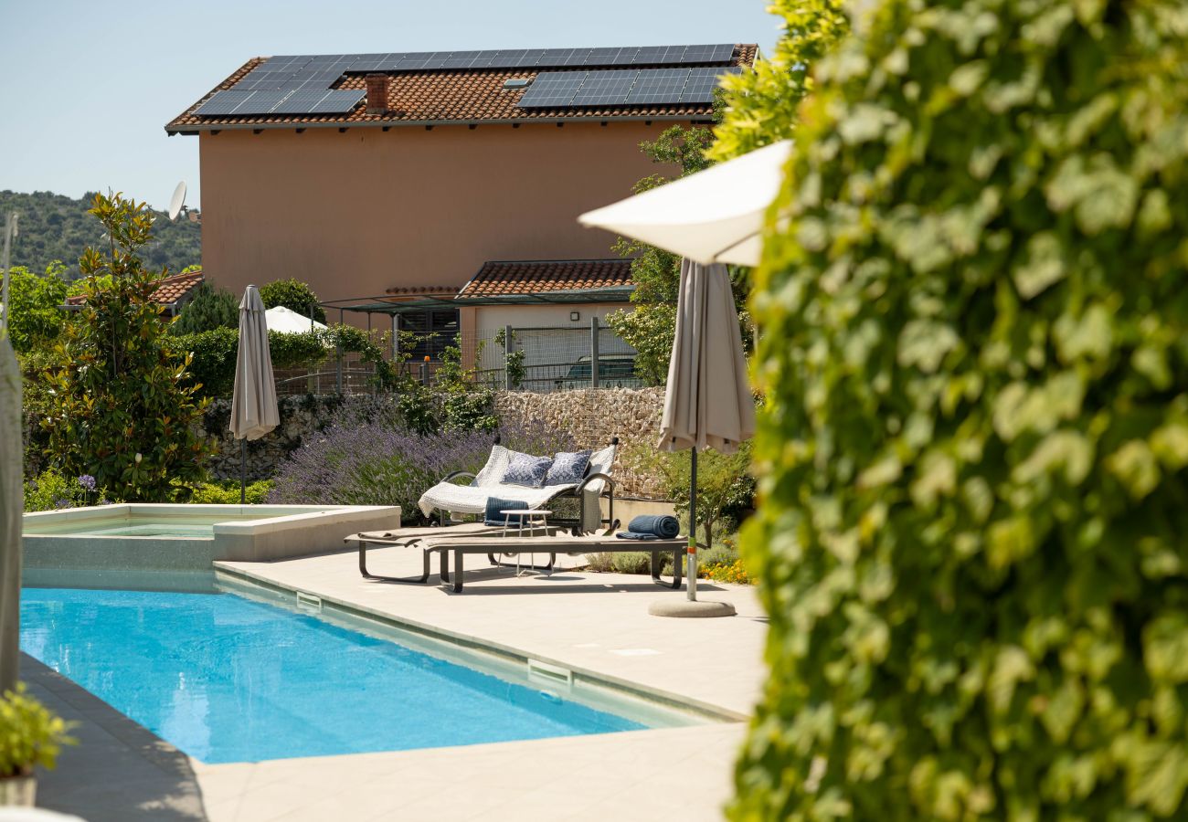 Maison à Bilice - Villa B&B with private pool