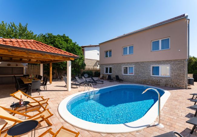 Maison à Sveti Filip i Jakov - Villa Familia