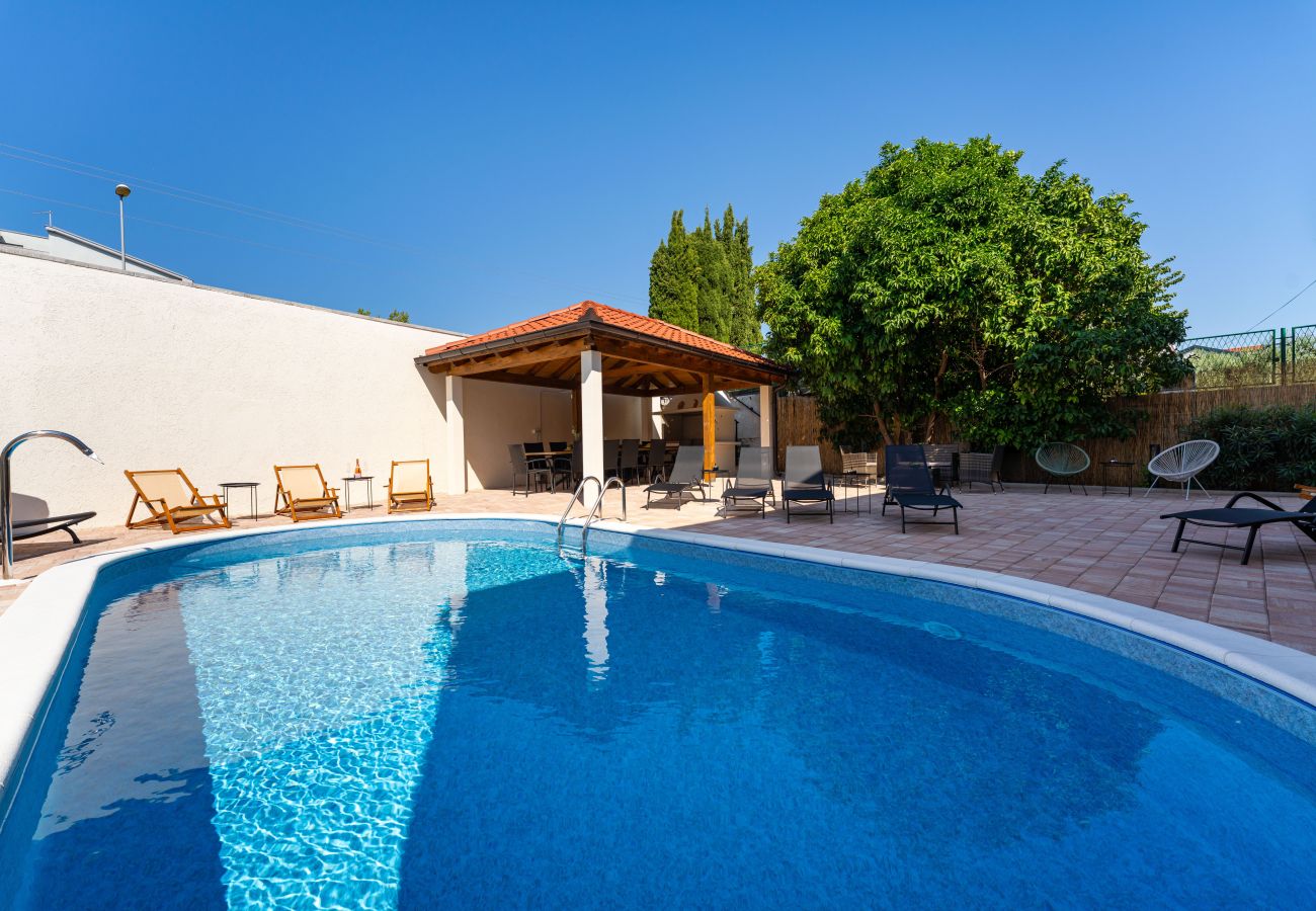 Maison à Sveti Filip i Jakov - Villa Familia
