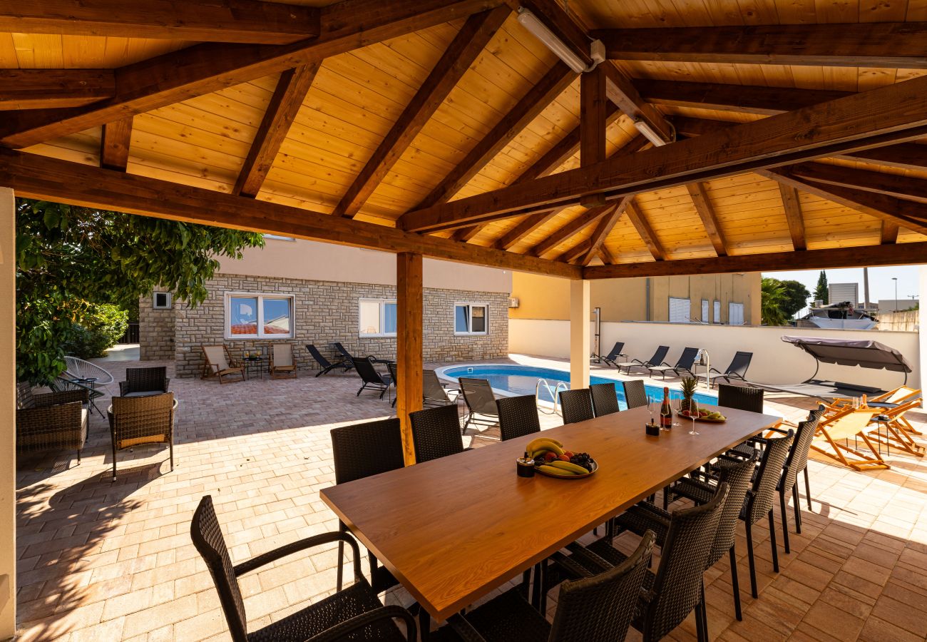 Maison à Sveti Filip i Jakov - Villa Familia