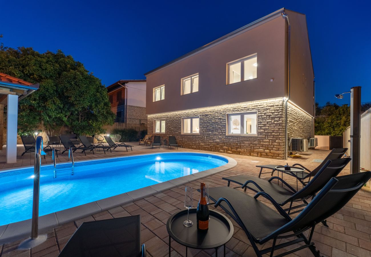 Maison à Sveti Filip i Jakov - Seaside Villa Familia