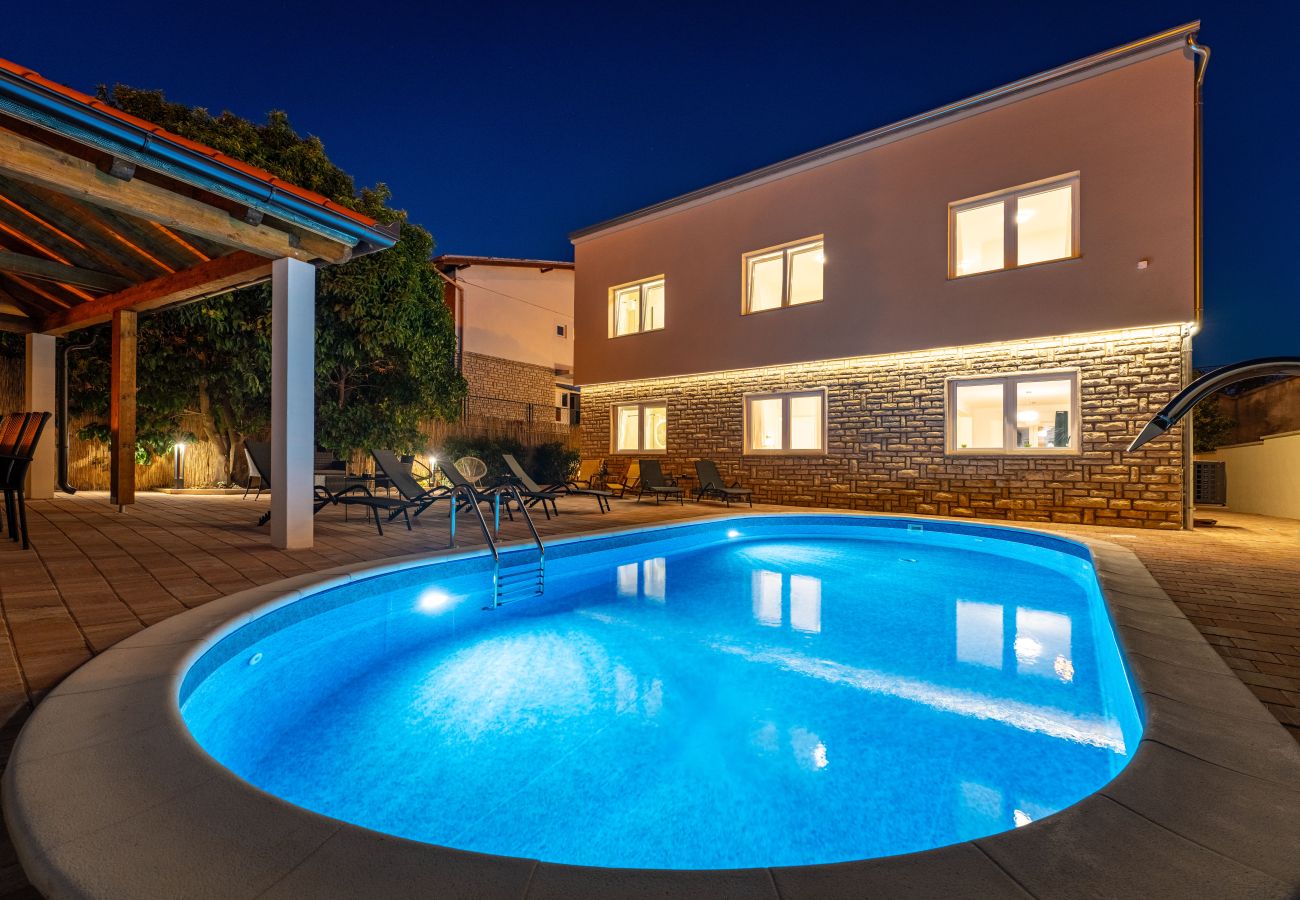 Maison à Sveti Filip i Jakov - Seaside Villa Familia
