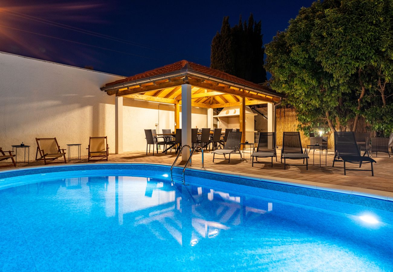 Maison à Sveti Filip i Jakov - Seaside Villa Familia