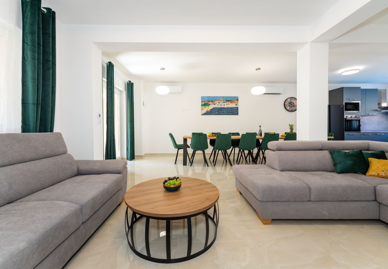 Maison à Sveti Filip i Jakov - Seaside Villa Familia