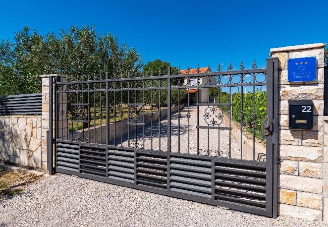 Casa a Tinj - Holiday home Maria Casa a Tinj - Holiday home Maria