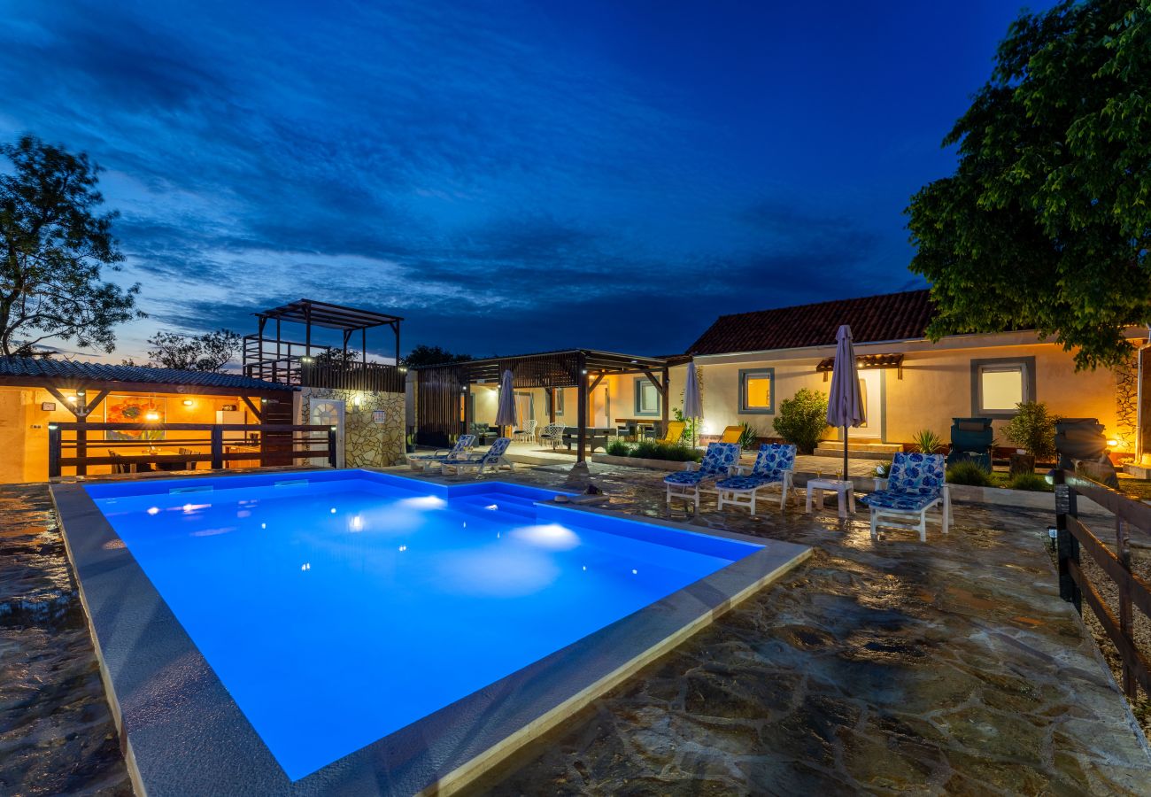 Casa a Zapužane - Holiday home Burgija