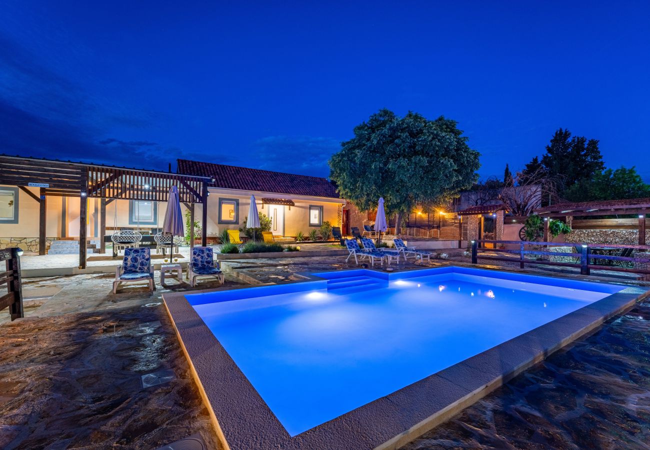Casa a Zapužane - Holiday home Burgija