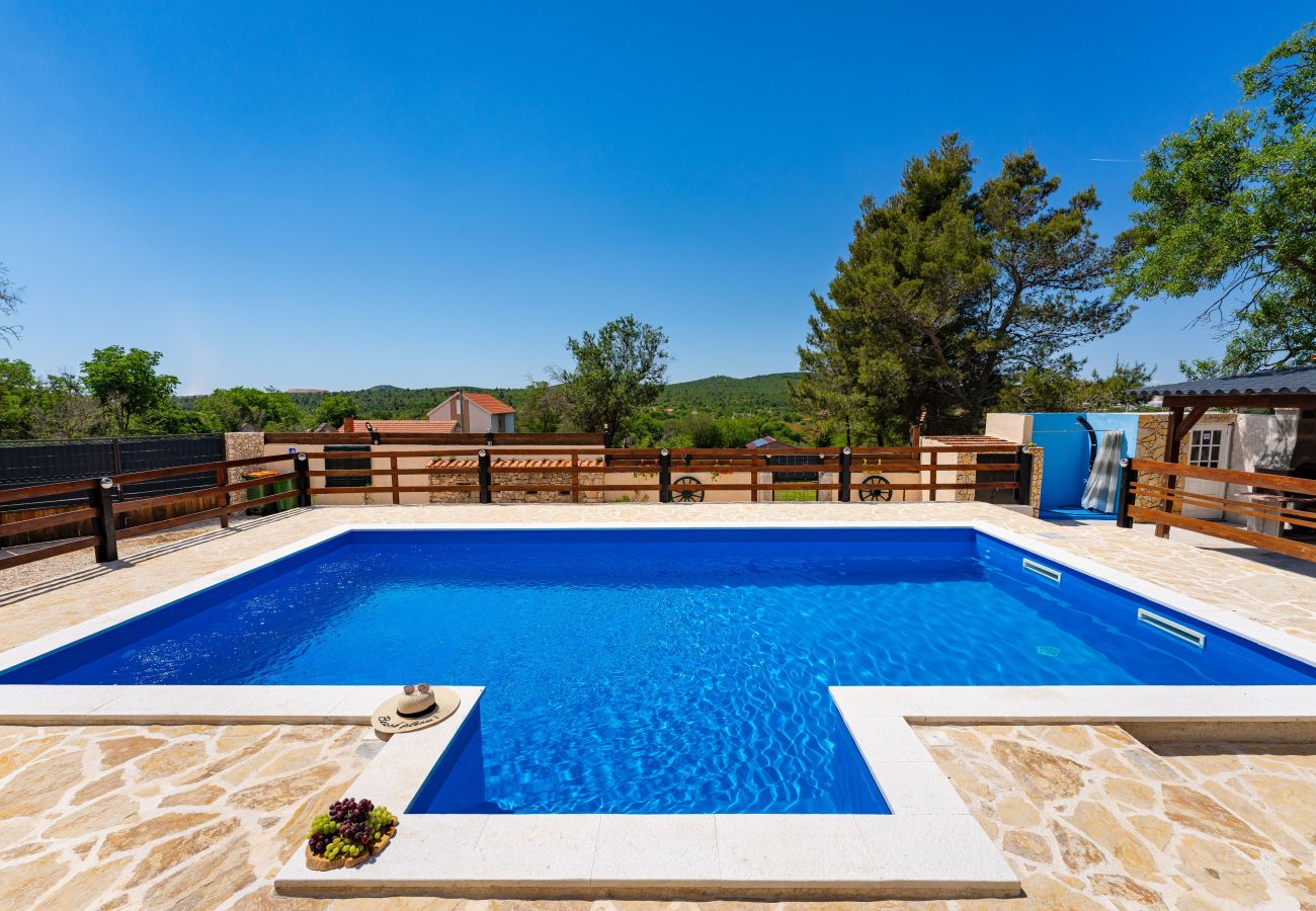 Casa a Zapužane - Holiday home Burgija