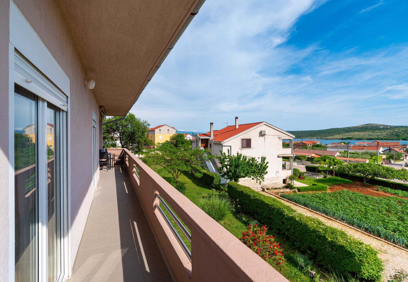 Appartamento a Posedarje - Sea view apartment Nika