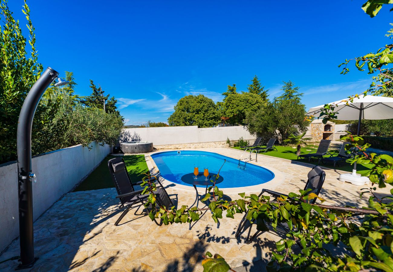 Casa a Raštevic - Holiday home Emily