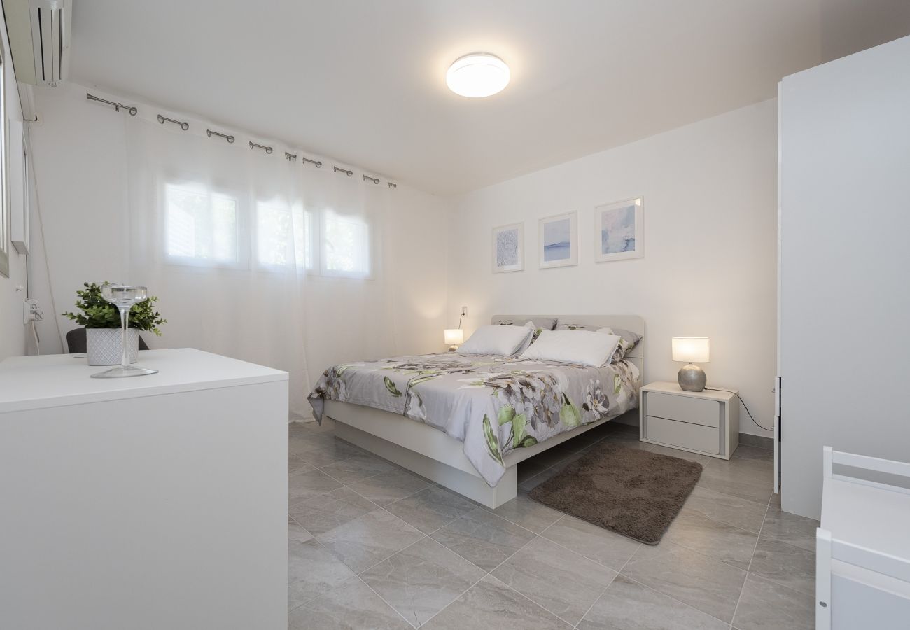 Casa a Maslenica - Beachfront villa Maslenica