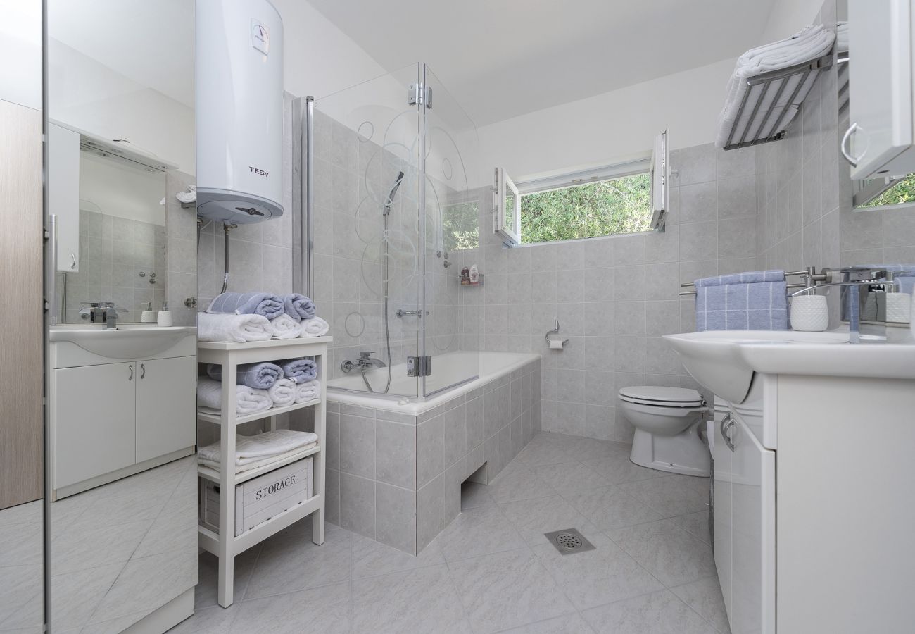 Casa a Maslenica - Beachfront villa Maslenica