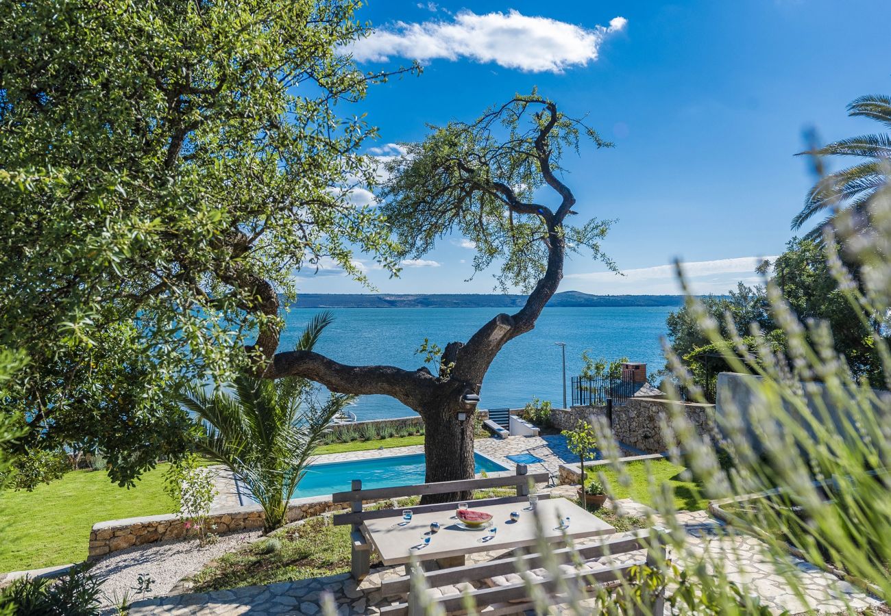 Casa a Maslenica - Beachfront villa Maslenica