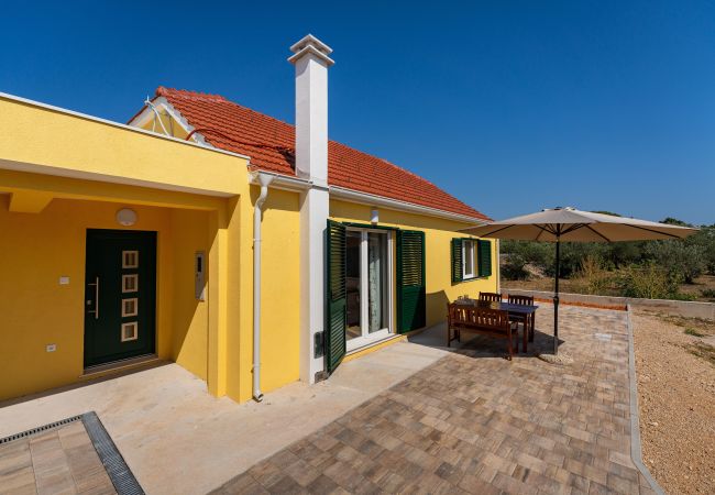 Casa a Šibenik-Ražine - Holiday Home Matija