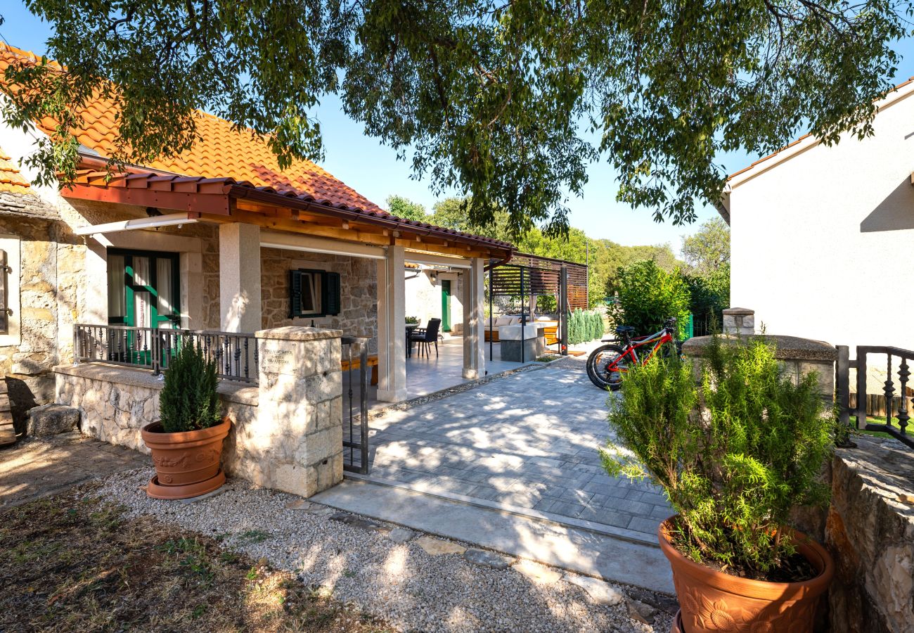 Casa a Radonic - Authentic stone house Dida