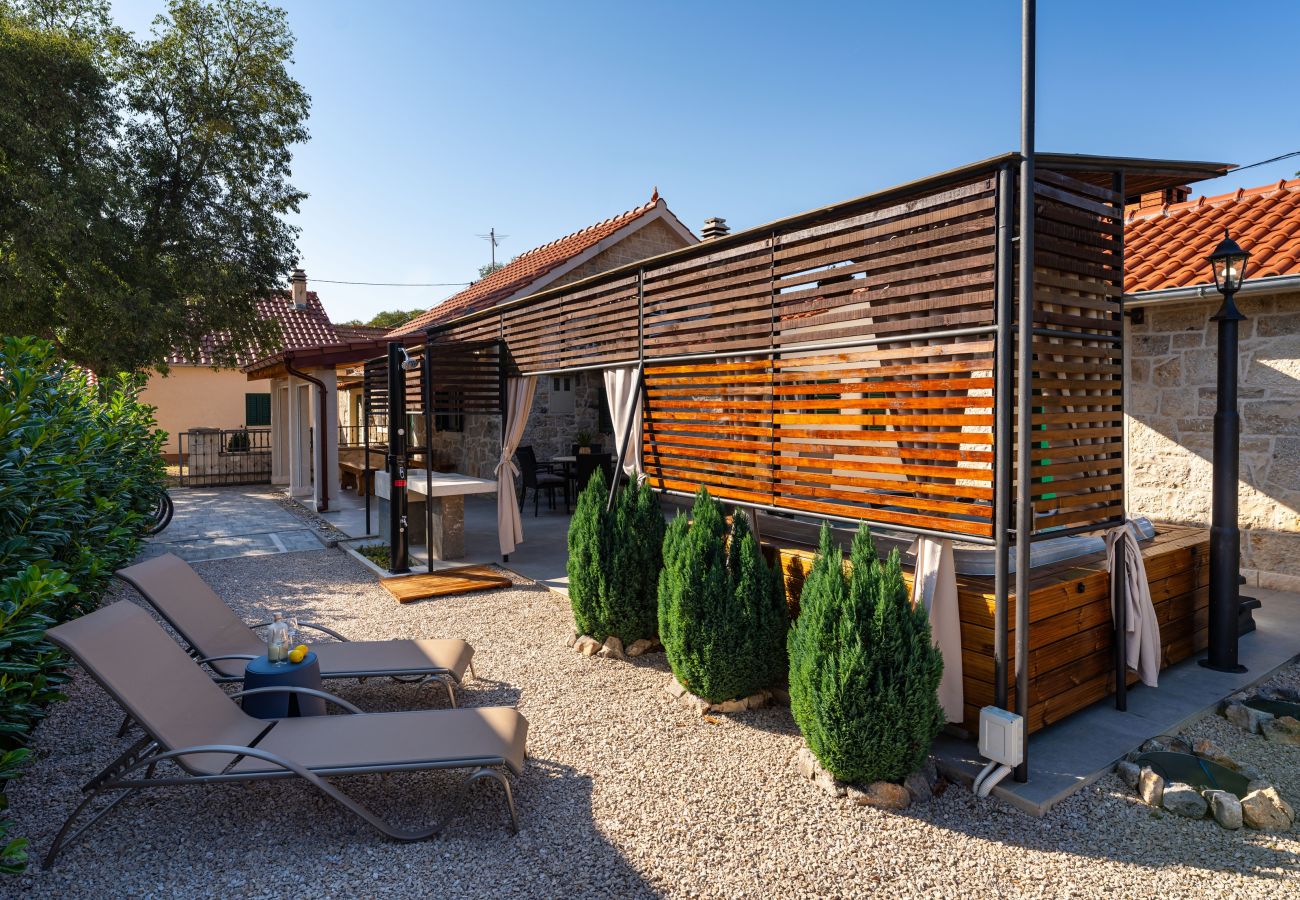 Casa a Radonic - Authentic stone house Dida