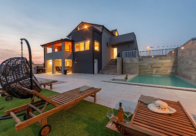 Dom w Benkovacko Selo - Villa Pezer with heated pool & sauna Dom w Benkovacko Selo - Villa Pezer with heated pool & sauna