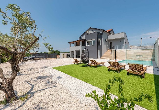 Dom w Benkovacko Selo - Villa Pezer with heated pool & sauna Dom w Benkovacko Selo - Villa Pezer with heated pool & sauna