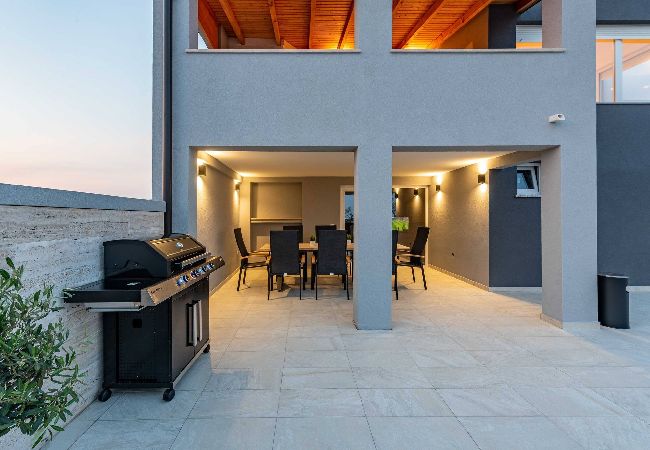 Dom w Benkovacko Selo - Villa Pezer with heated pool & sauna Dom w Benkovacko Selo - Villa Pezer with heated pool & sauna