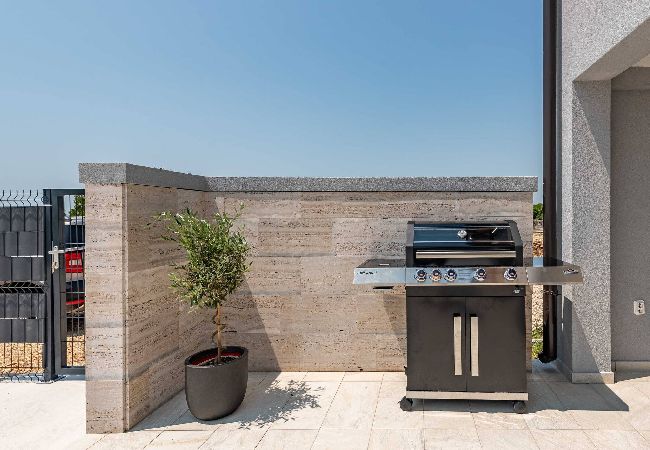 Dom w Benkovacko Selo - Villa Pezer with heated pool & sauna Dom w Benkovacko Selo - Villa Pezer with heated pool & sauna