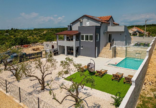 Dom w Benkovacko Selo - Villa Pezer with heated pool & sauna Dom w Benkovacko Selo - Villa Pezer with heated pool & sauna