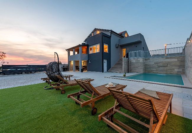 Dom w Benkovacko Selo - Villa Pezer with heated pool & sauna Dom w Benkovacko Selo - Villa Pezer with heated pool & sauna