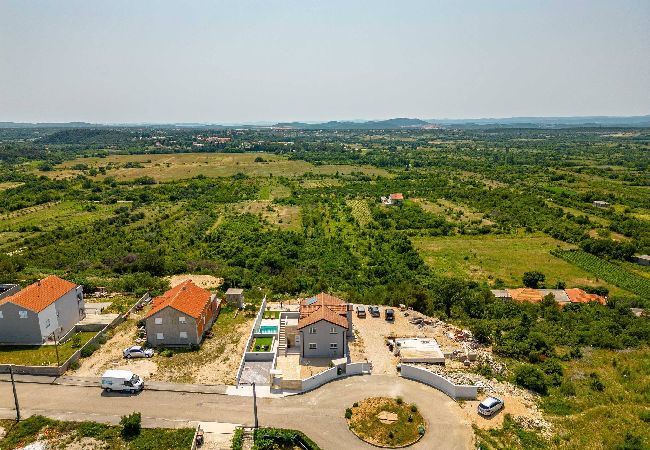 Dom w Benkovacko Selo - Villa Pezer with heated pool & sauna Dom w Benkovacko Selo - Villa Pezer with heated pool & sauna