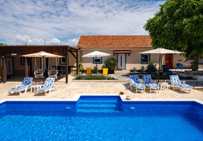 Dom w Zapužane - Holiday home Burgija Dom w Zapužane - Holiday home Burgija