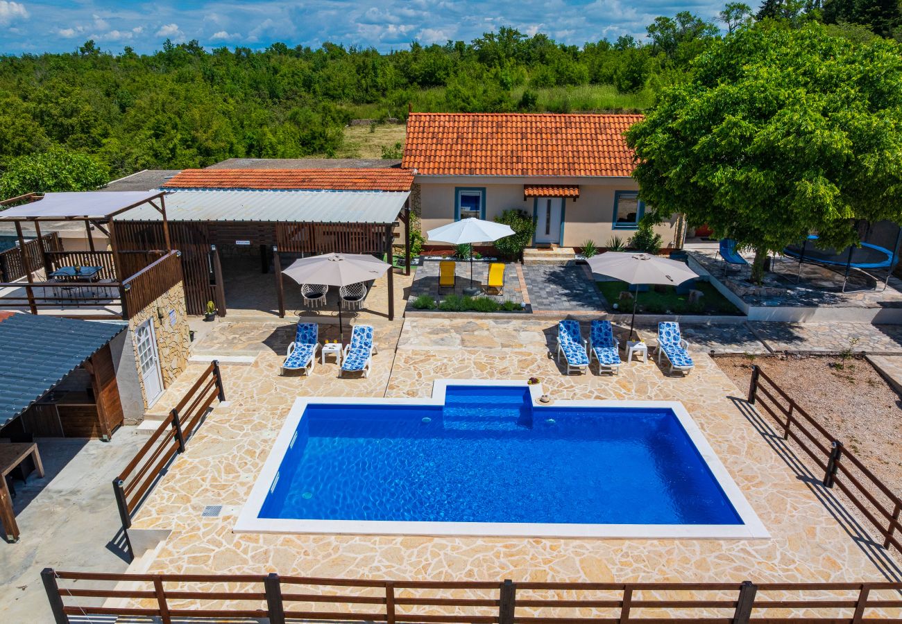 Dom w Zapužane - Holiday home Burgija