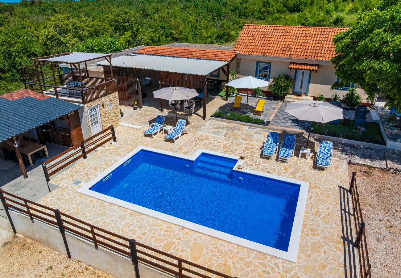 Dom w Zapužane - Holiday home Burgija