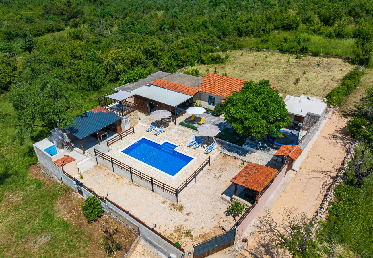 Dom w Zapužane - Holiday home Burgija