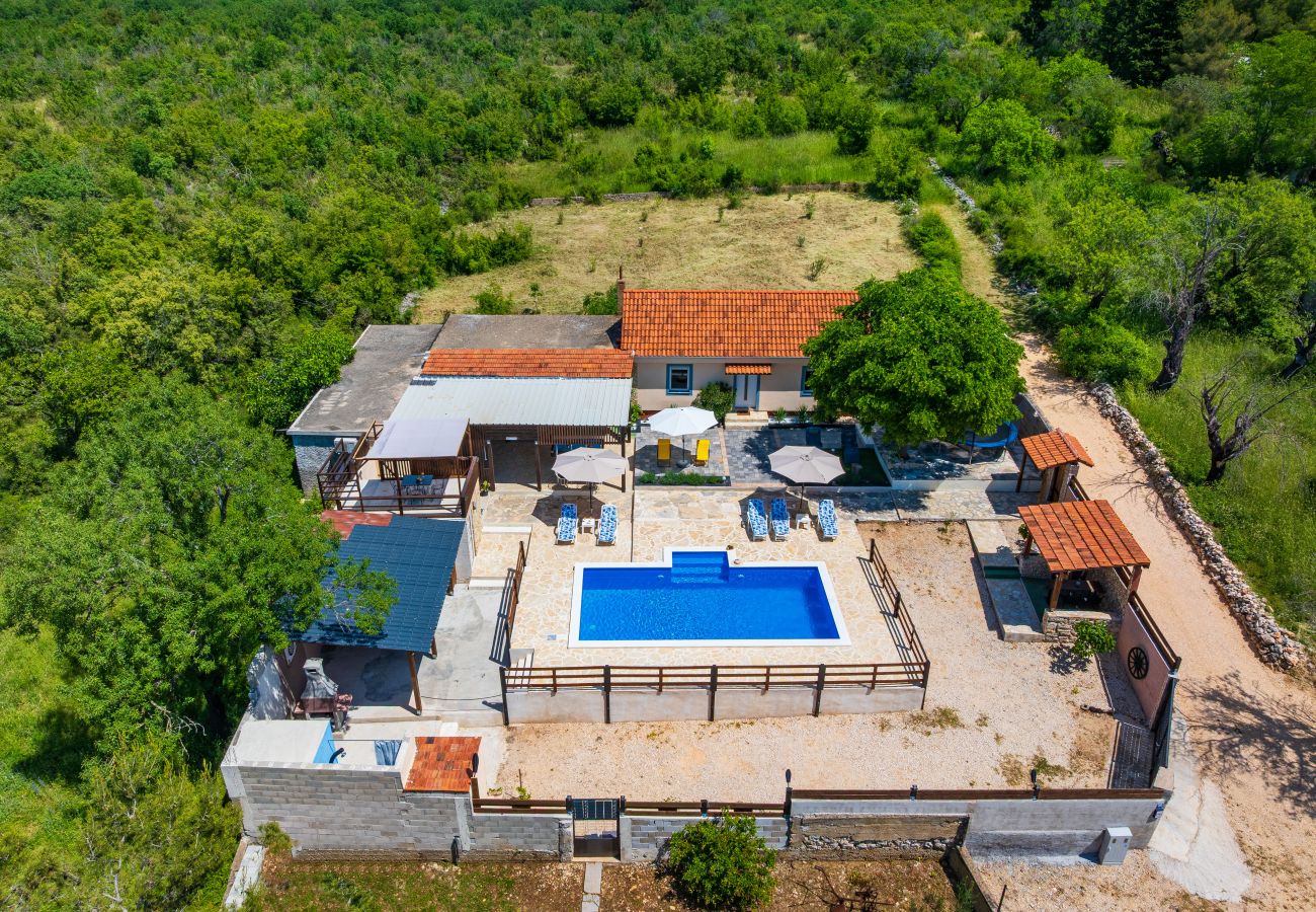 Dom w Zapužane - Holiday home Burgija