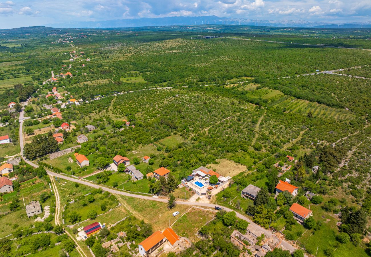Dom w Zapužane - Holiday home Burgija