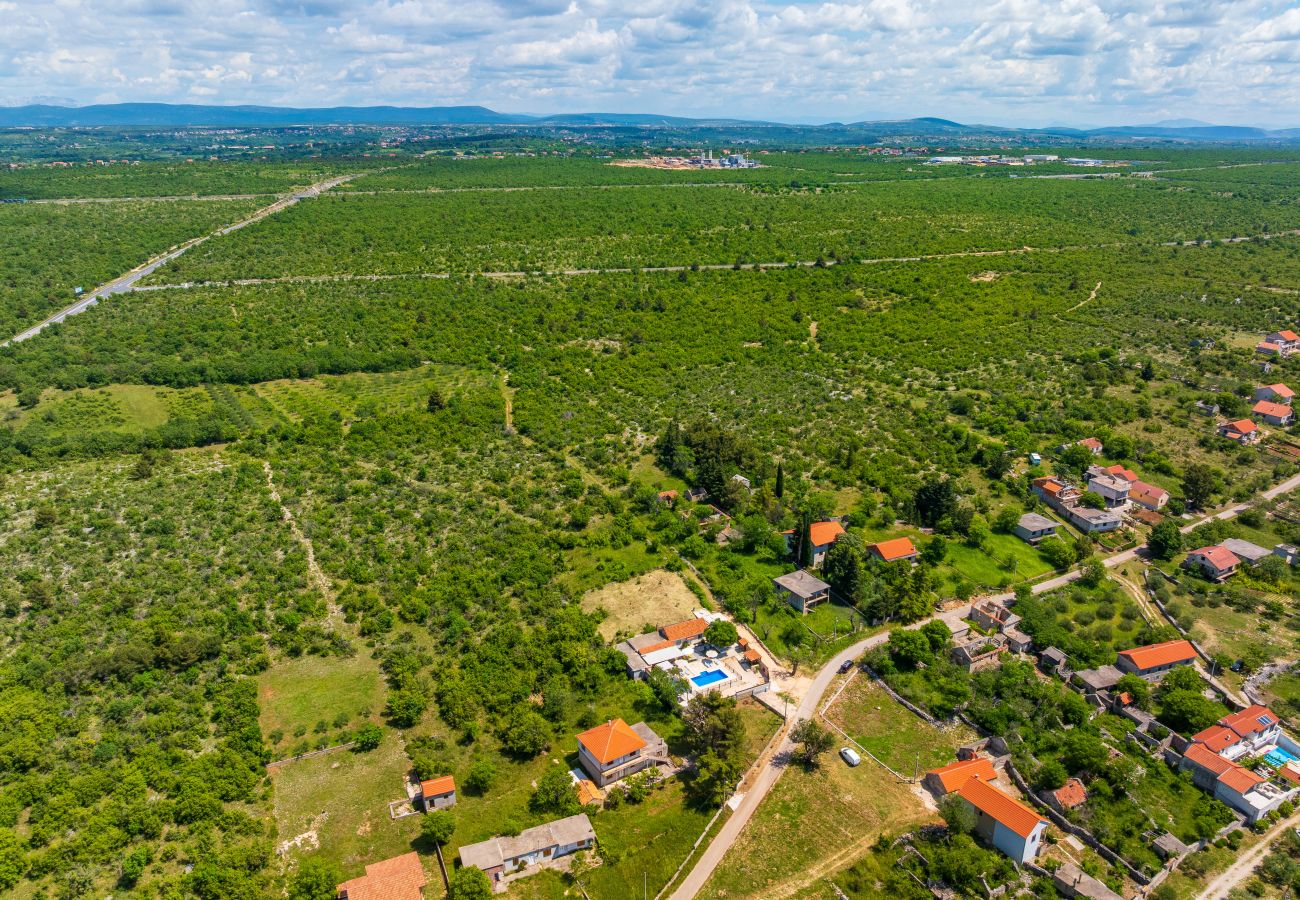 Dom w Zapužane - Holiday home Burgija