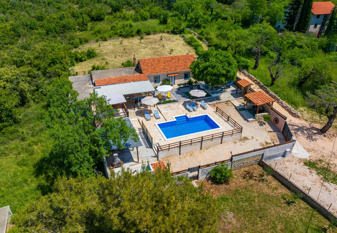 Dom w Zapužane - Holiday home Burgija