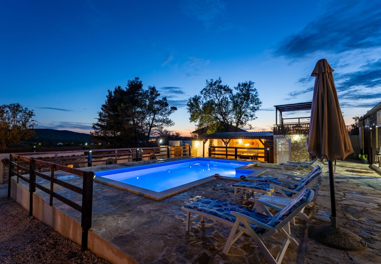 Dom w Zapužane - Holiday home Burgija
