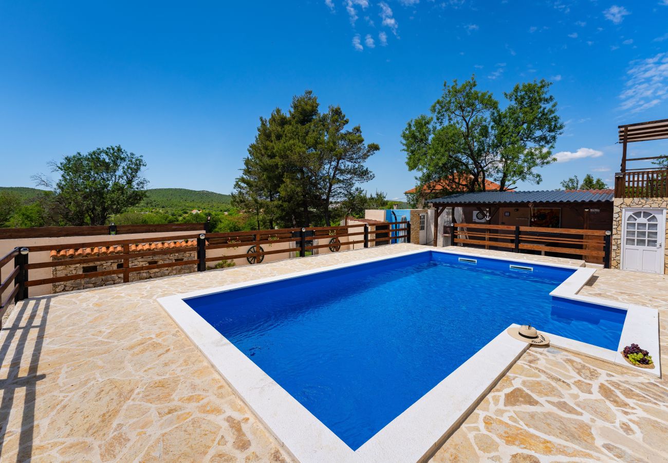 Dom w Zapužane - Holiday home Burgija
