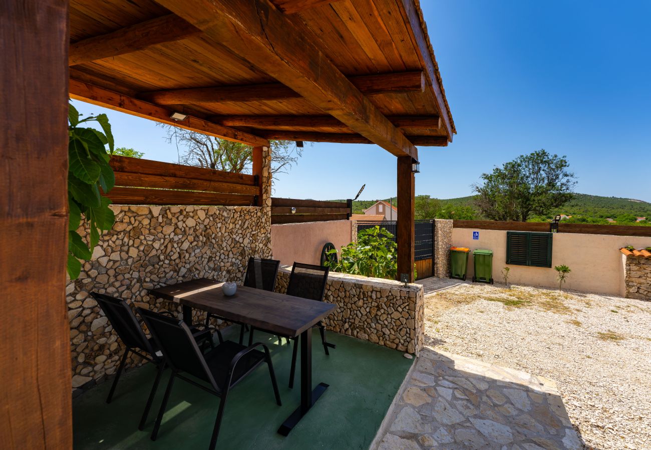 Dom w Zapužane - Holiday home Burgija