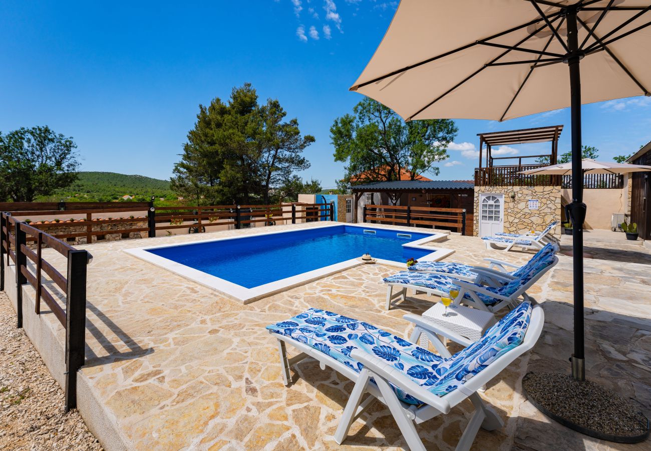 Dom w Zapužane - Holiday home Burgija