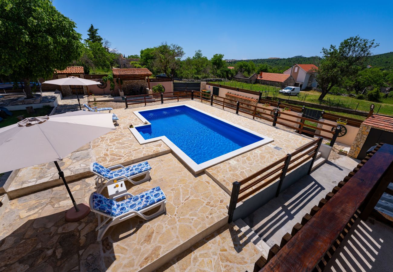 Dom w Zapužane - Holiday home Burgija