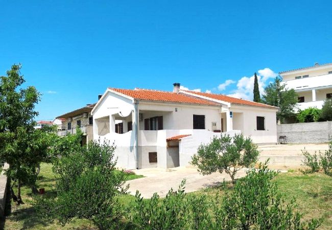 Dom w Maslenica - Holiday home Anatea Dom w Maslenica - Holiday home Anatea