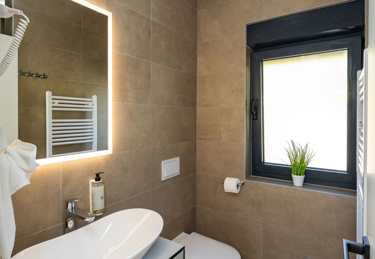 Apartament w Starigrad - Apartment Senti with shared pool