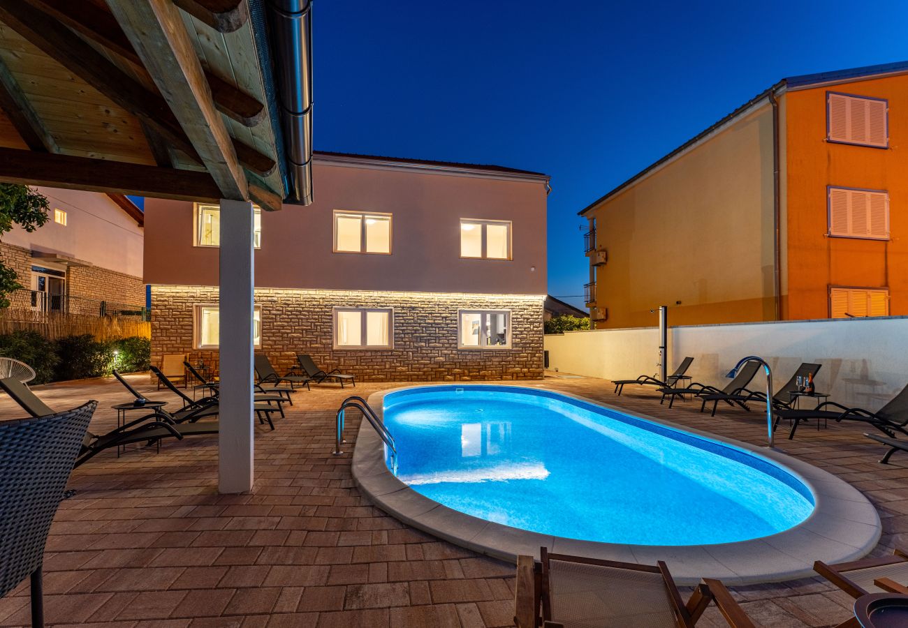Dom w Sveti Filip i Jakov - Seaside Villa Familia