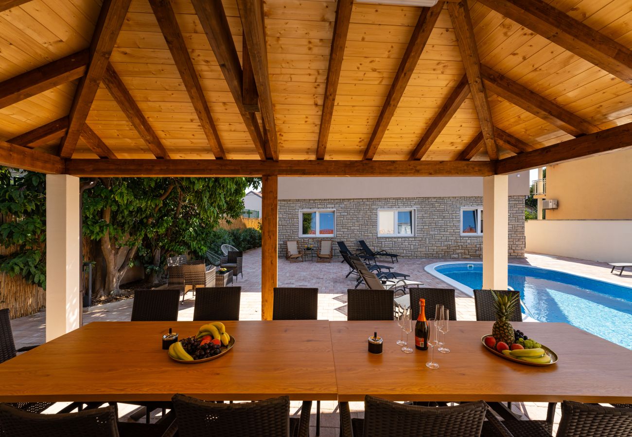 Dom w Sveti Filip i Jakov - Seaside Villa Familia