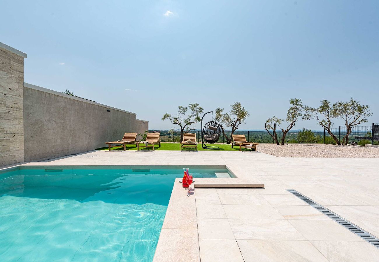 Willa w Benkovacko Selo - Villa Pezer with heated pool & sauna