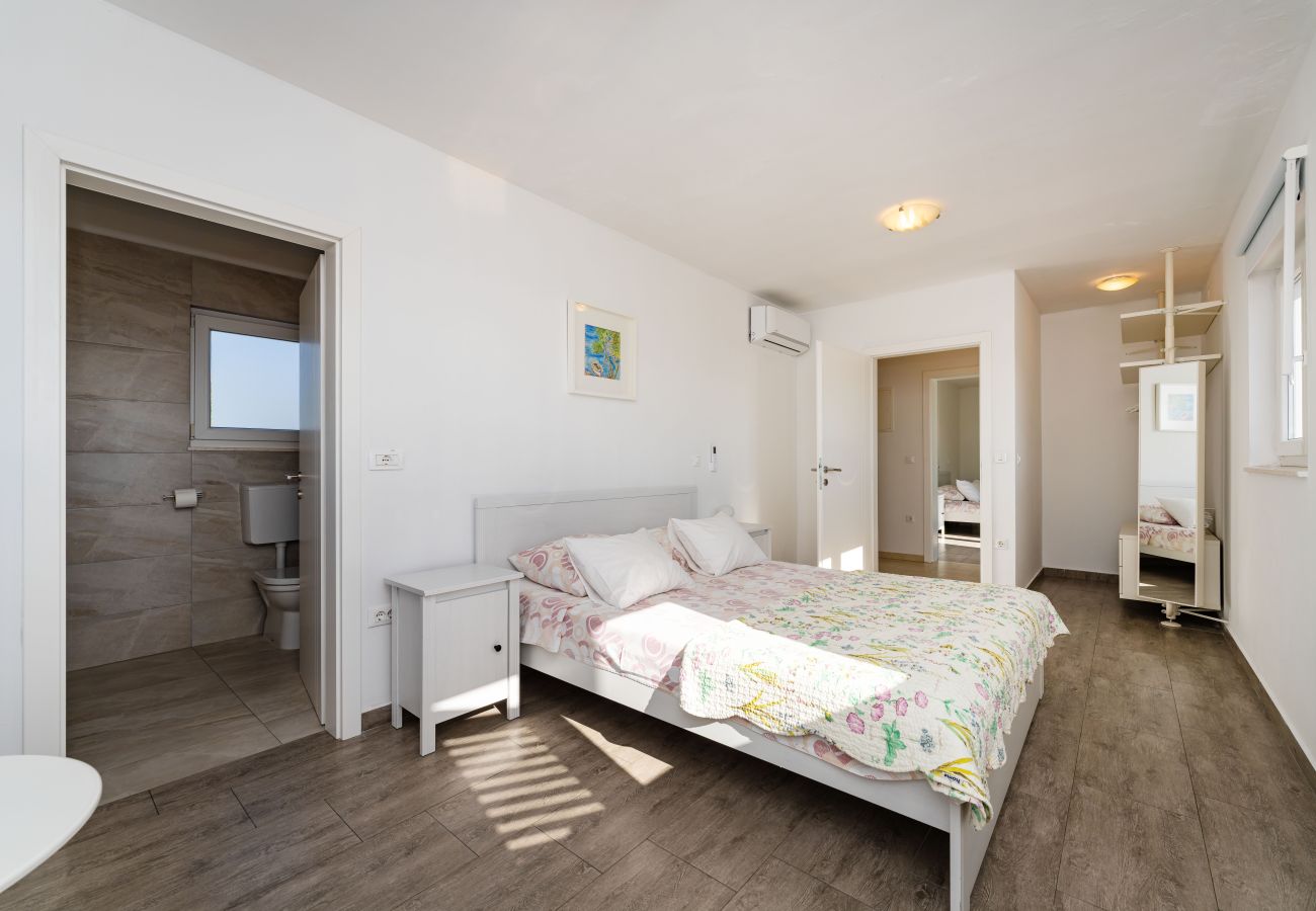 House in Maslenica - Sea view Villa Anpero