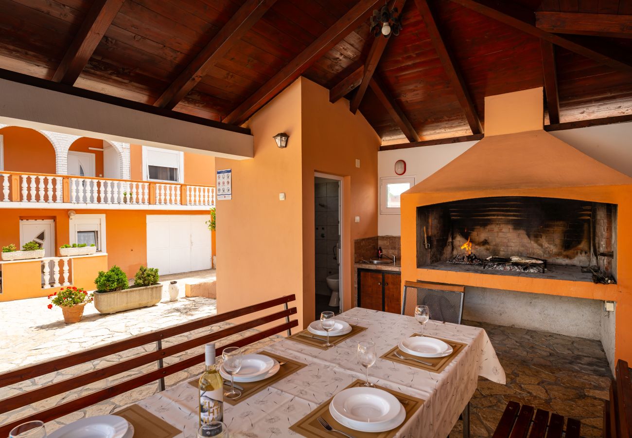 House in Visocane - Apartment Visocane with private pool