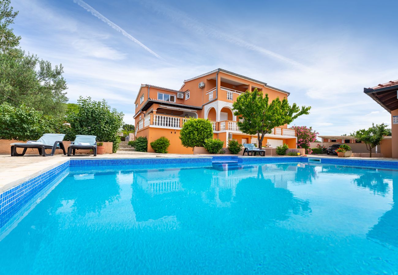 House in Visocane - Apartment Visocane with private pool