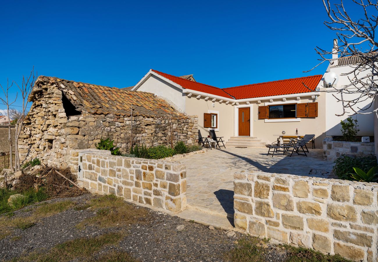 House in Rtina - Holiday home Fortica