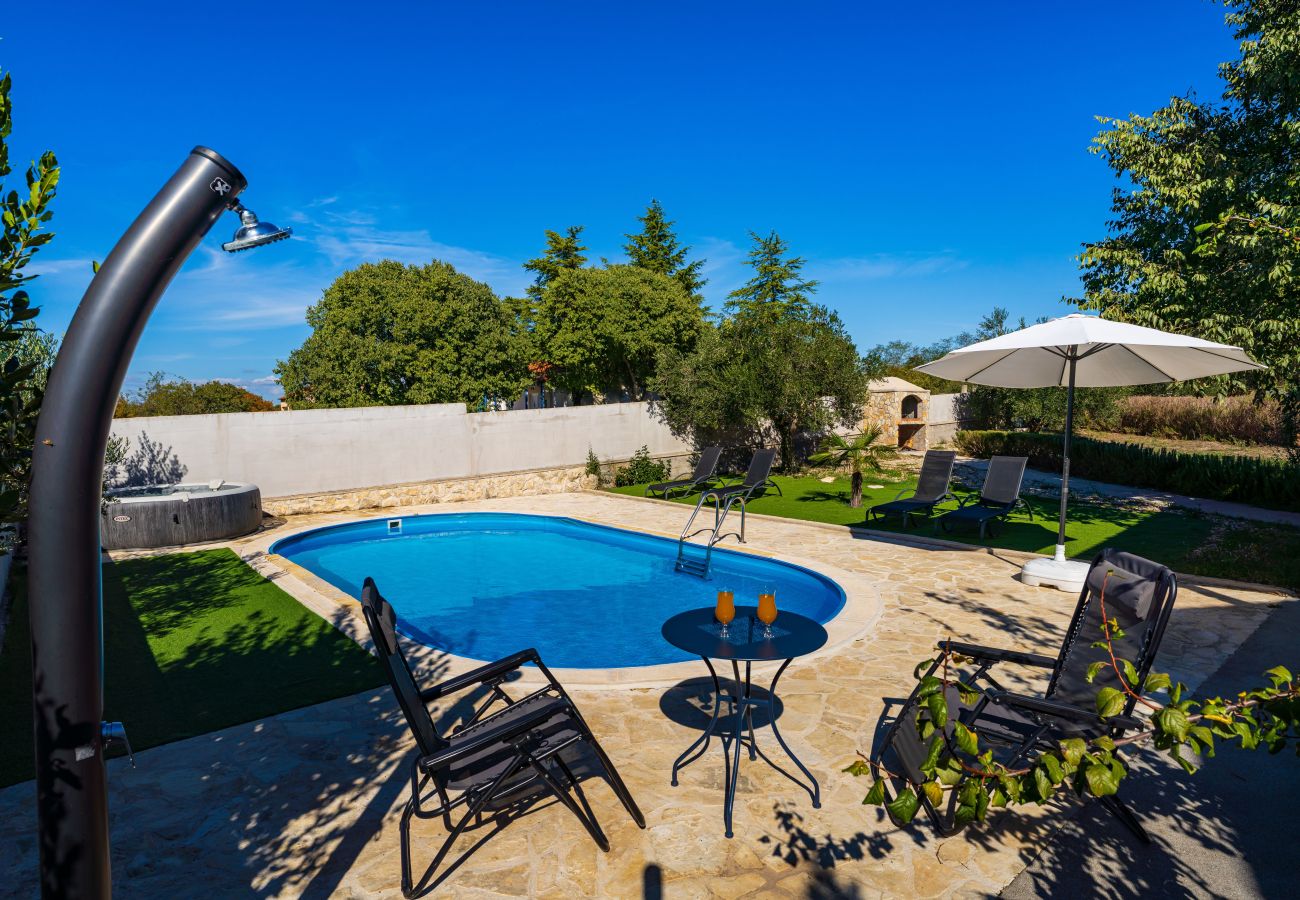 House in Raštevic - Holiday home Emily